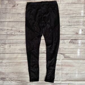 Zella Black with Gray Geometrical Shapes Leggings.  Size Medium.